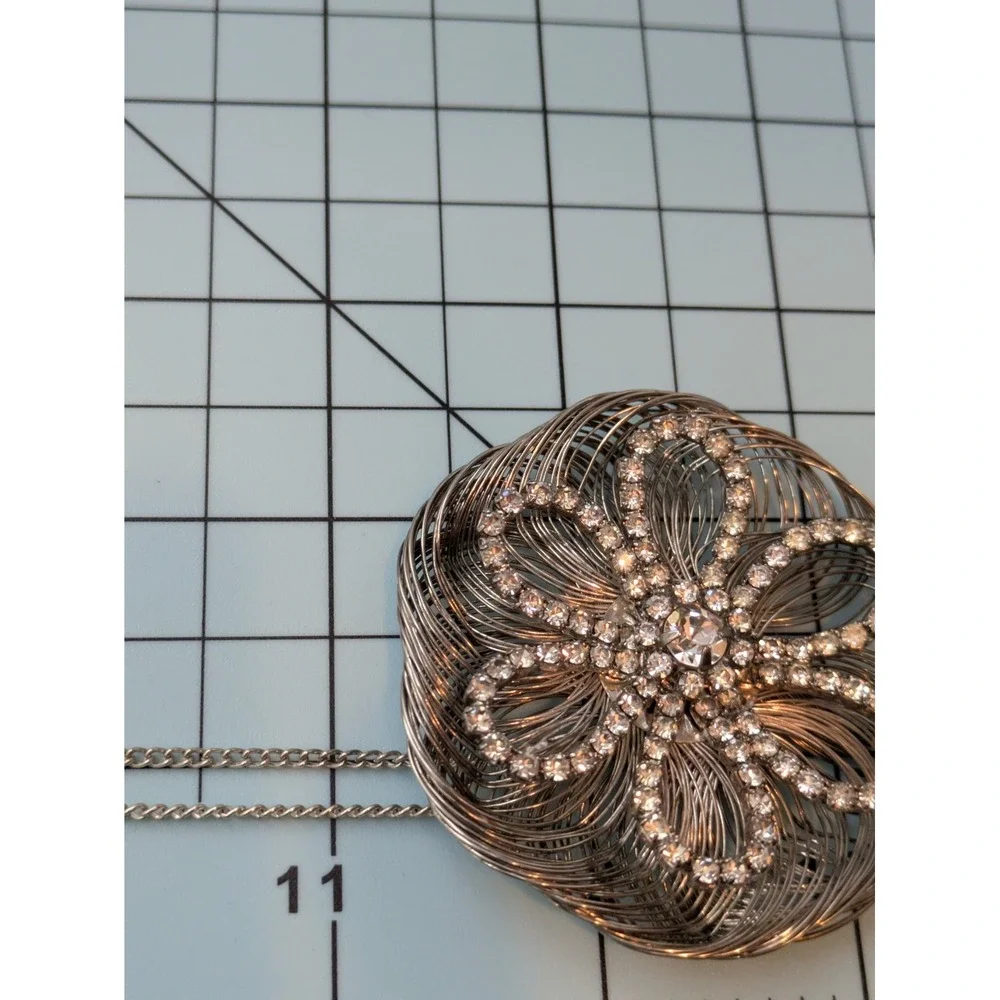 Vintage Wirework Flower Pendant Necklace In Silver Tone 1970's Rhinestones 22